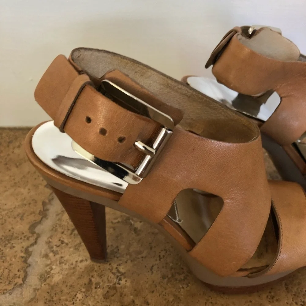 MICHAEL KORS - Y2K CARLA LEATHER BUCKLE PLATFORM HEELS SANDALS + WOMENS/TAN 7